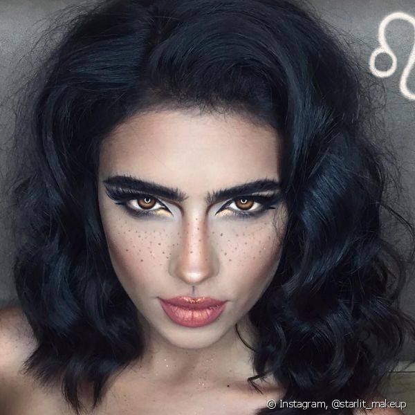 A maquiagem da leonina foi feita com foco total nos olhos, mas um detalhe super charmoso na pele também chama atenção: as sardinhas, inspiradas na aparência do animal (Foto: Instagram @starlit_makeup)
